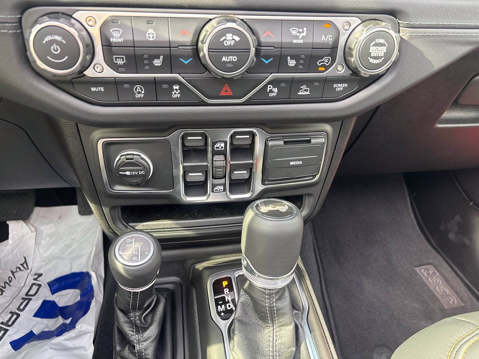 2027 Jeep Wrangler WRANGLER 4-DOOR SAHARA