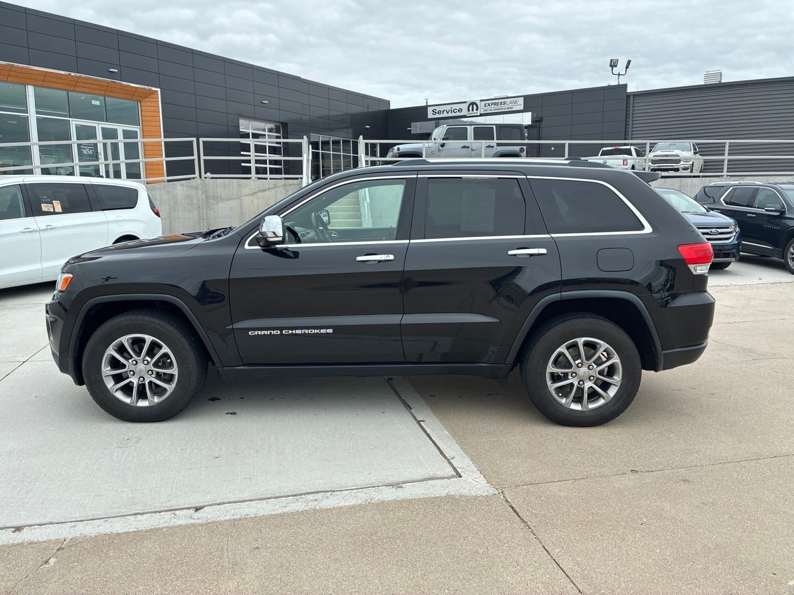 Used 2015 Jeep Grand Cherokee Limited with VIN 1C4RJFBG8FC865288 for sale in Hastings, NE
