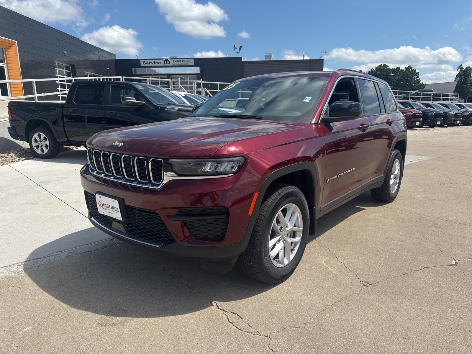 2025 Jeep Grand Cherokee GRAND CHEROKEE LAREDO X 4X4