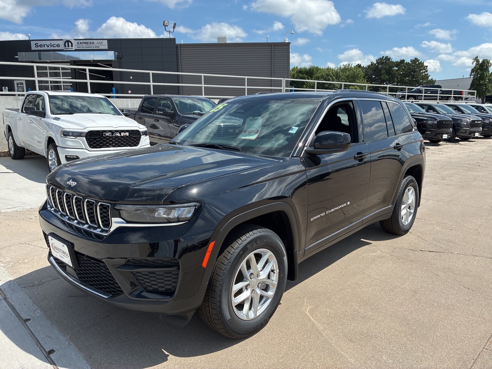 2025 Jeep Grand Cherokee GRAND CHEROKEE LAREDO X 4X4