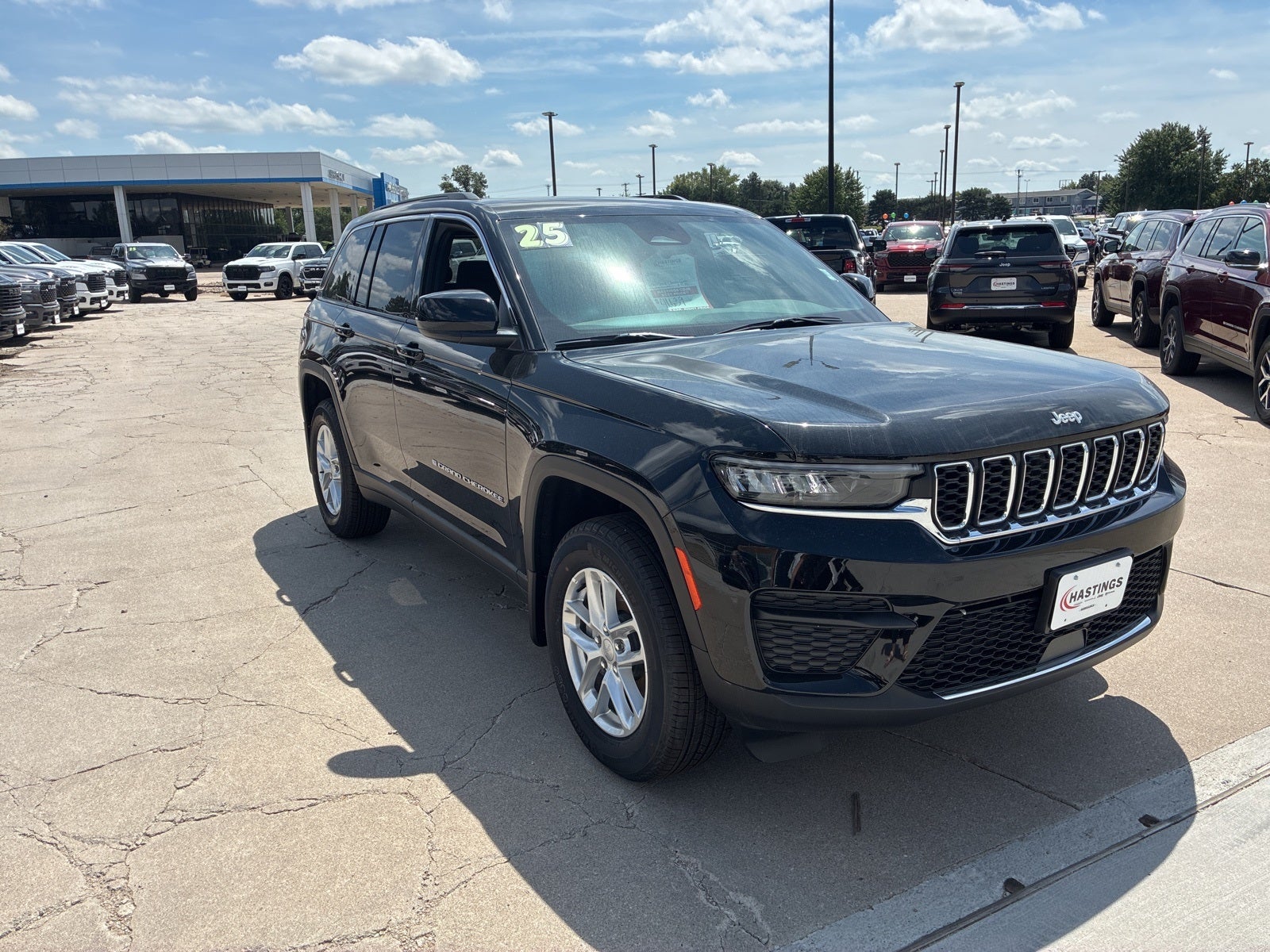 2025 Jeep Grand Cherokee GRAND CHEROKEE LAREDO X 4X4
