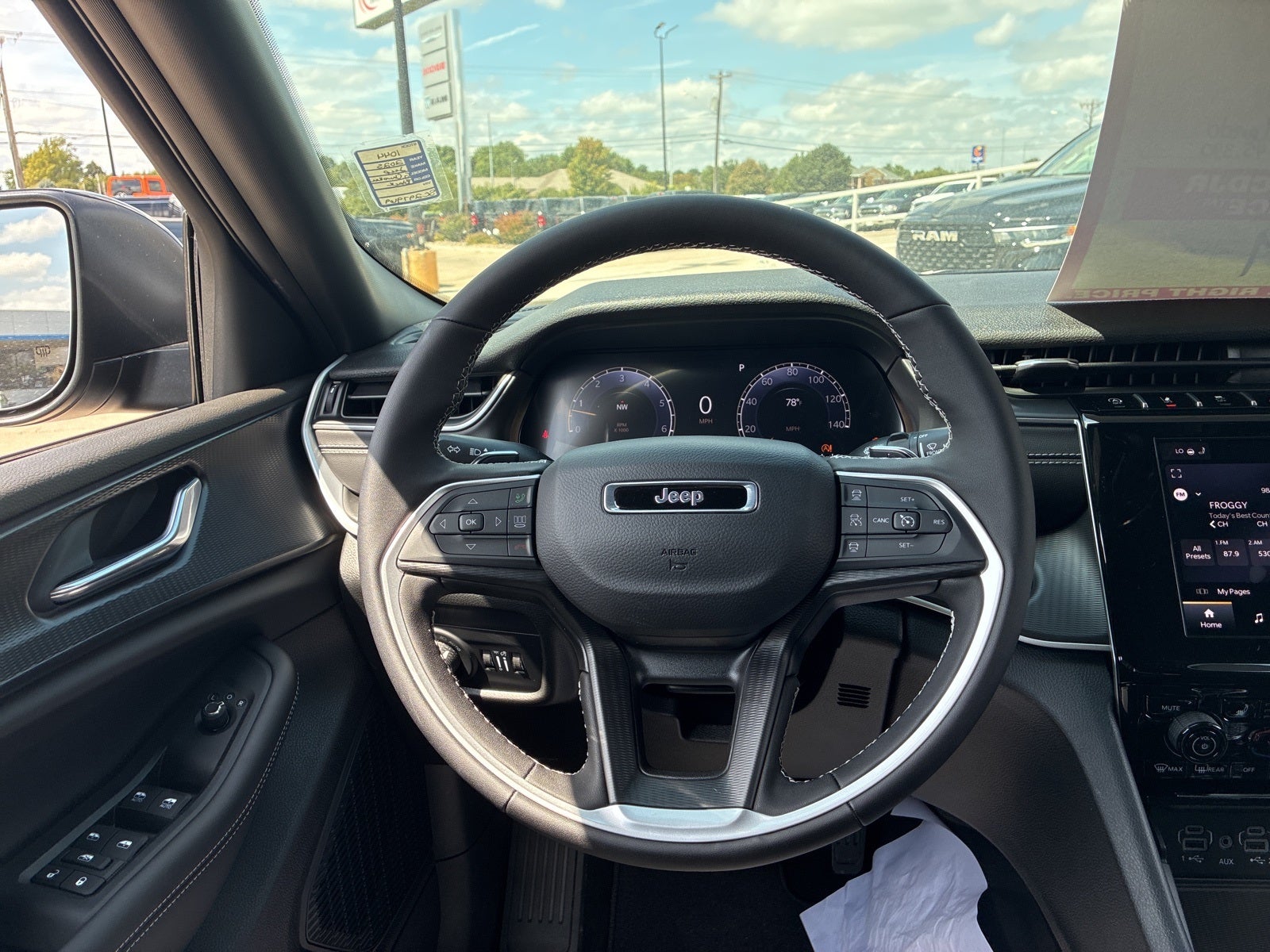 2025 Jeep Grand Cherokee GRAND CHEROKEE LAREDO X 4X4