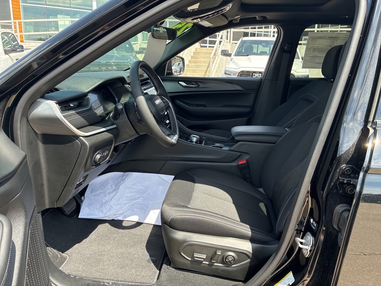 2025 Jeep Grand Cherokee GRAND CHEROKEE LAREDO X 4X4