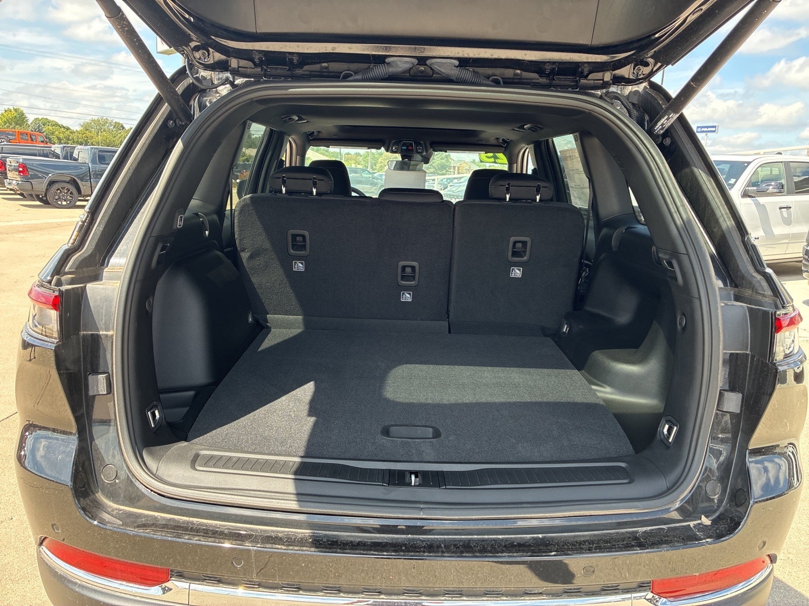 2025 Jeep Grand Cherokee GRAND CHEROKEE LAREDO X 4X4