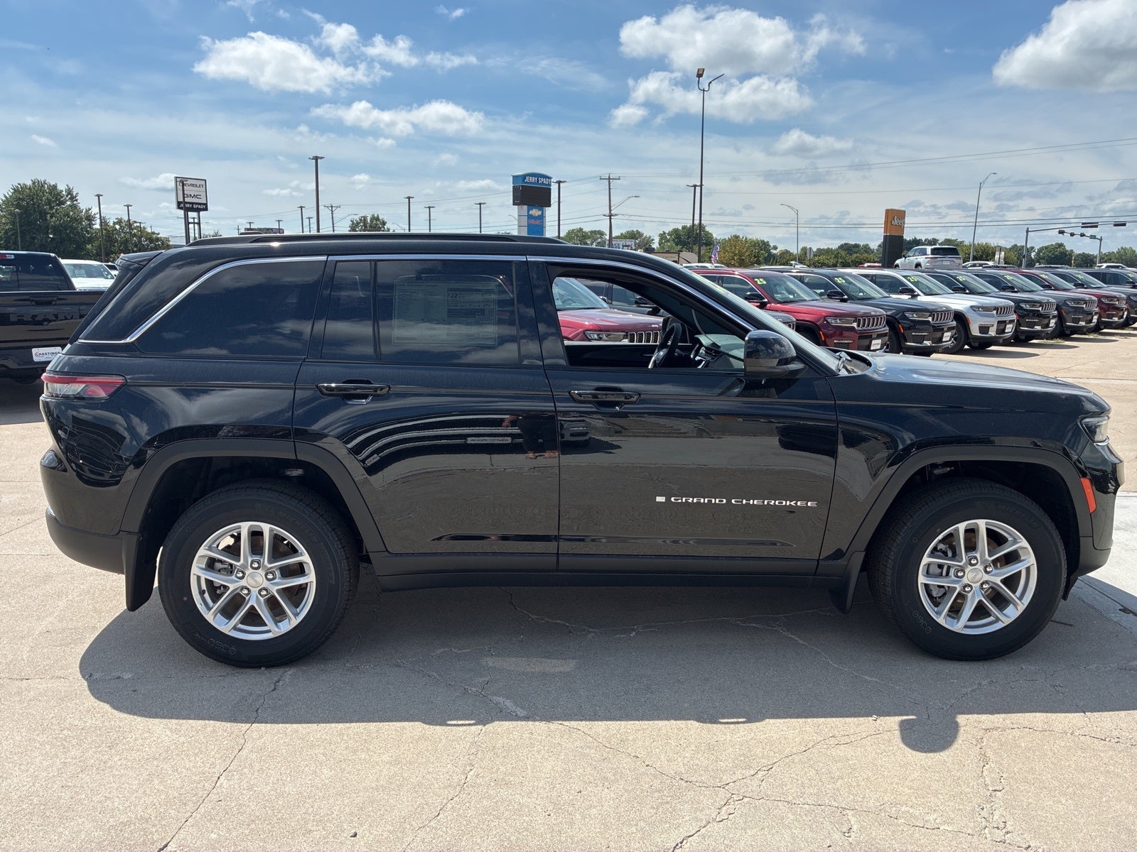 2025 Jeep Grand Cherokee GRAND CHEROKEE LAREDO X 4X4