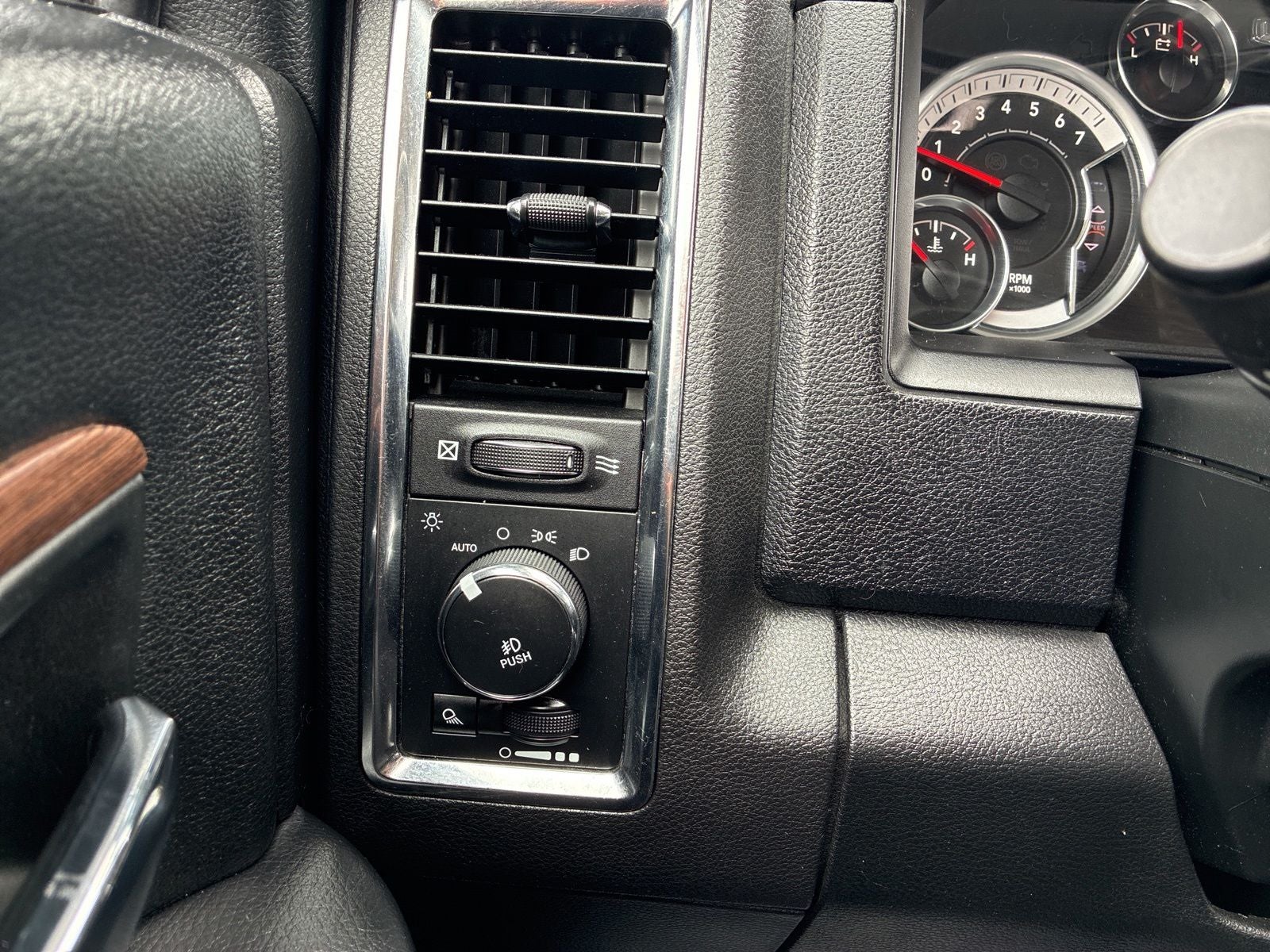 2017 RAM 1500 Laramie Crew Cab 4x4 5'7' Box