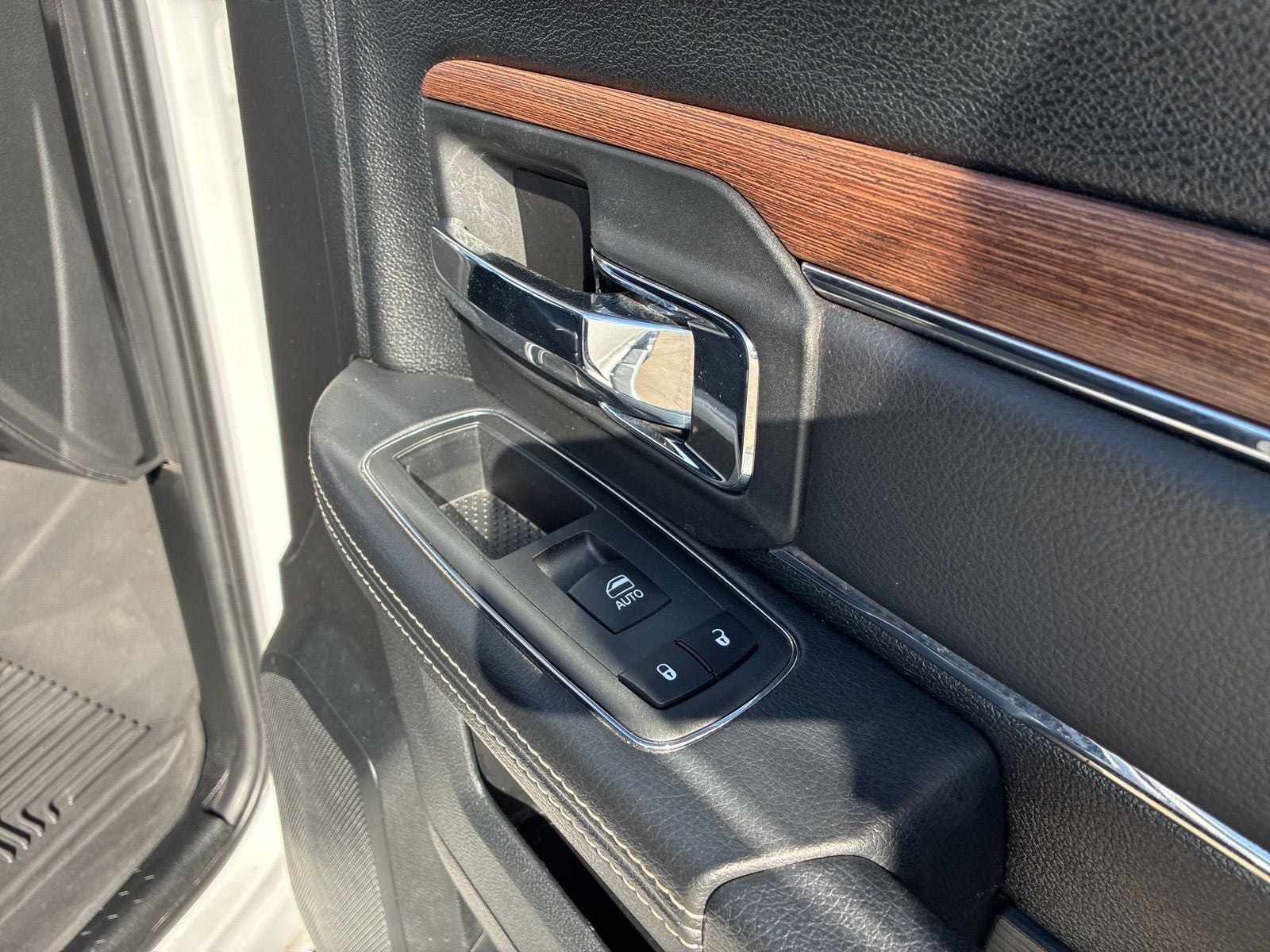 2017 RAM 1500 Laramie Crew Cab 4x4 5'7' Box