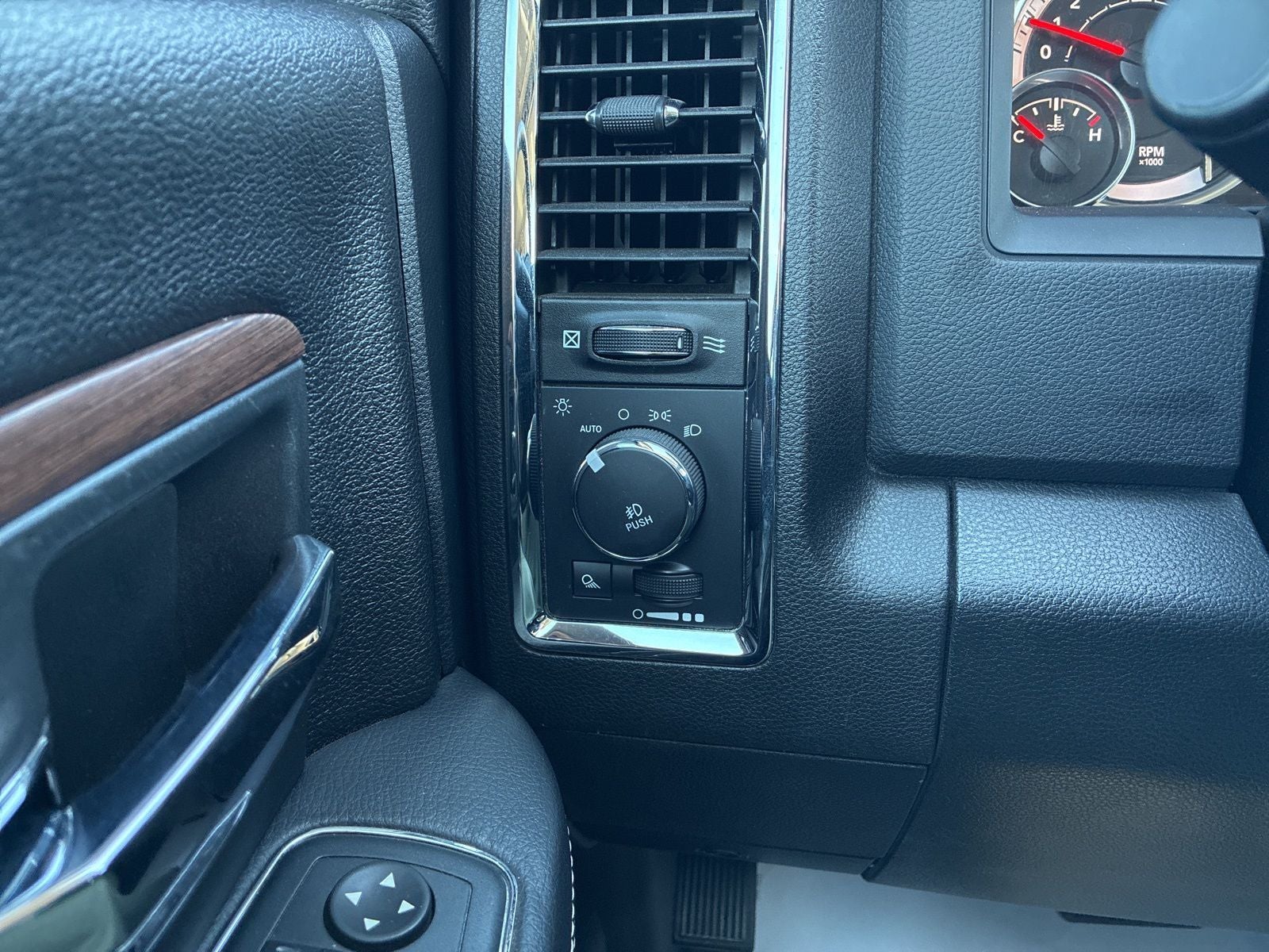 2017 RAM 1500 Laramie Crew Cab 4x4 5'7' Box