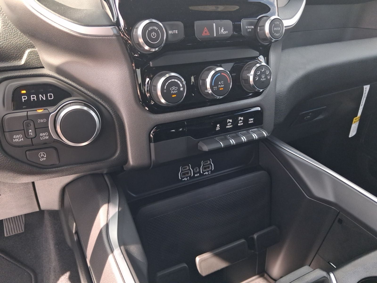 2026 RAM 1500 RAM 1500 EXPRESS CREW CAB 4X4 5'7' BOX