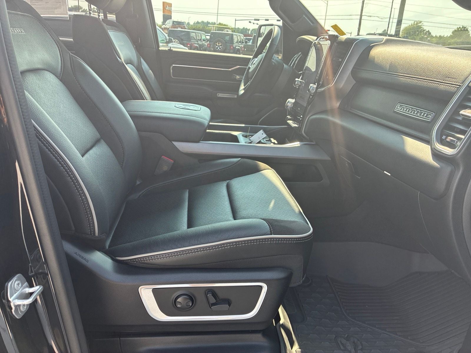 2023 RAM 1500 Laramie Crew Cab 4x4 5'7' Box