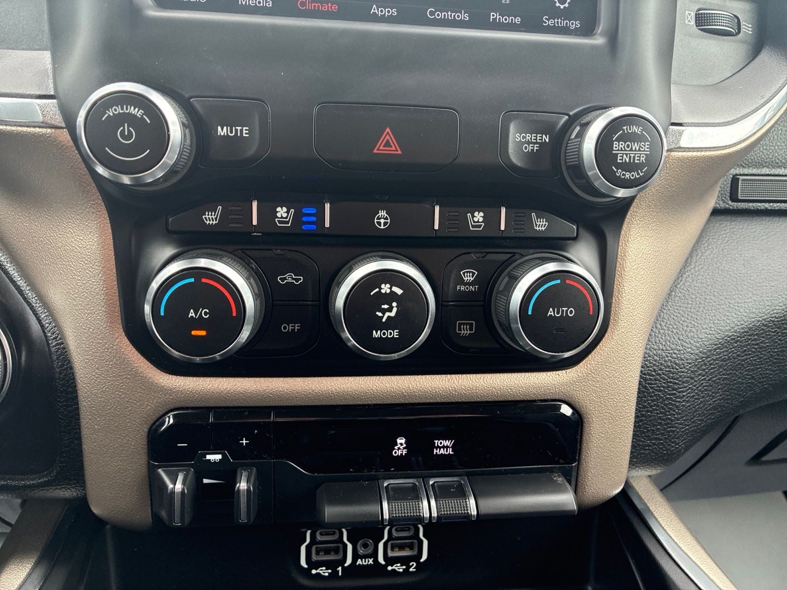 2020 RAM 1500 Laramie Crew Cab 4x4 5'7' Box
