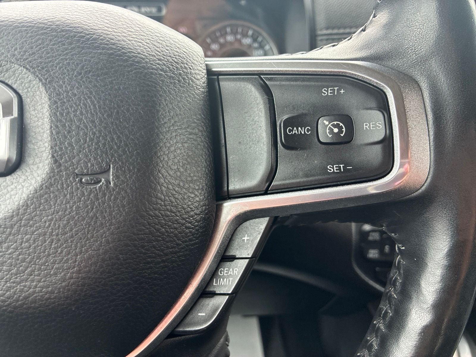 2020 RAM 1500 Laramie Crew Cab 4x4 5'7' Box