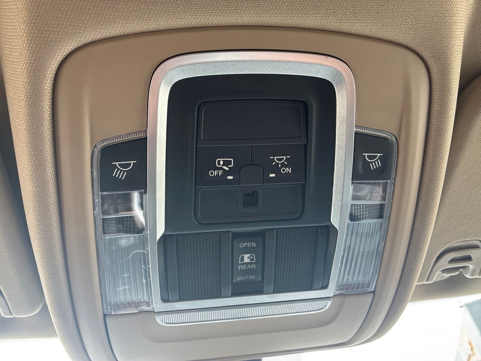 2020 RAM 1500 Laramie Crew Cab 4x4 5'7' Box