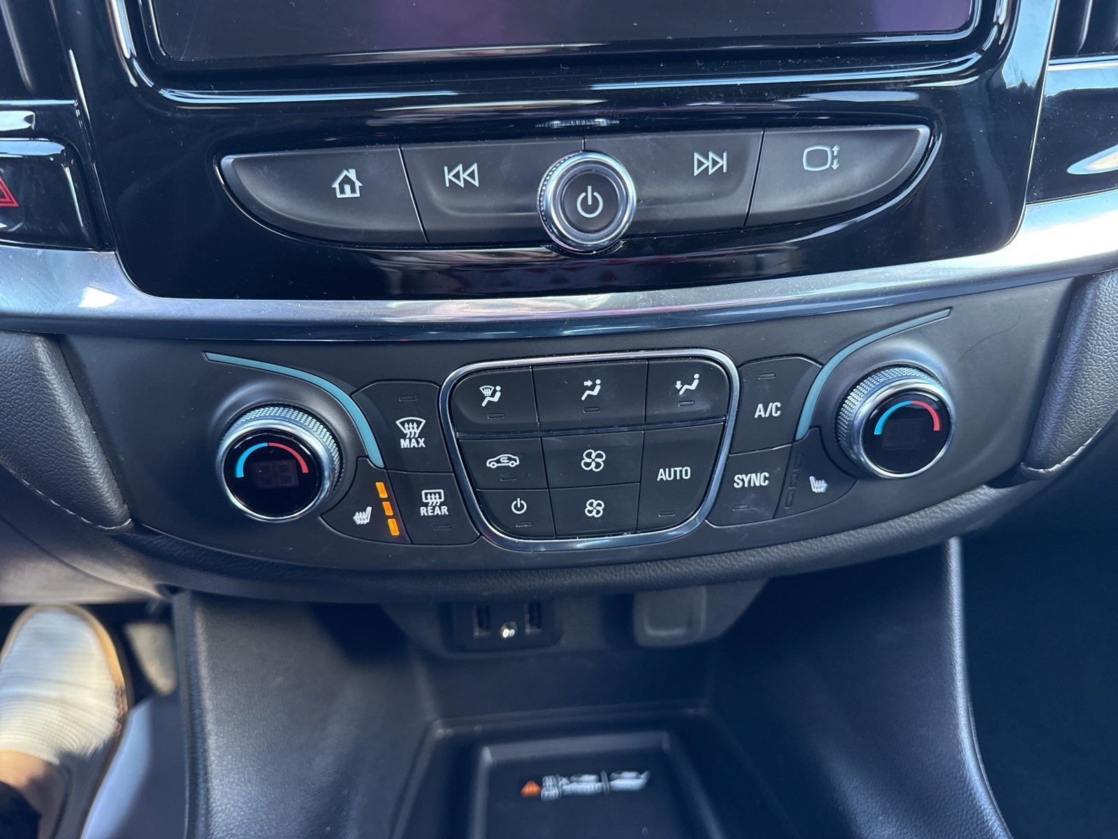 2023 Chevrolet Traverse AWD LT Cloth