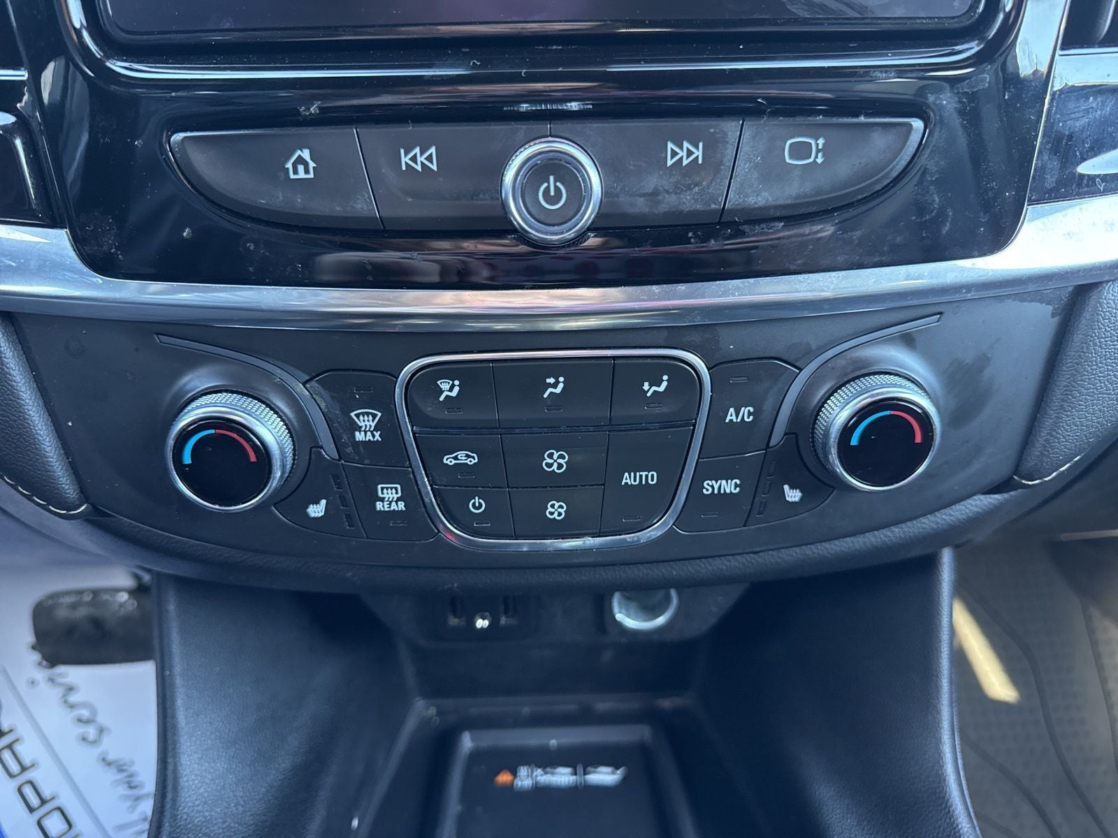 2023 Chevrolet Traverse AWD LT Leather